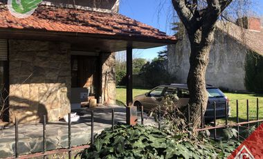 Chalet en venta de 2 dormitorios c/ cochera en Barrio La Florida