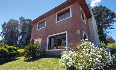 IMPORTANTE CHALET EN VENTA - GAS NATURAL CONECTADO - ZONA CAPILLA