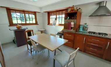 IMPORTANTE CHALET EN VENTA - GAS NATURAL CONECTADO - ZONA CAPILLA