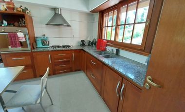 IMPORTANTE CHALET EN VENTA - GAS NATURAL CONECTADO - ZONA CAPILLA