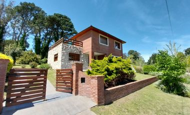 IMPORTANTE CHALET EN VENTA - GAS NATURAL CONECTADO - ZONA CAPILLA