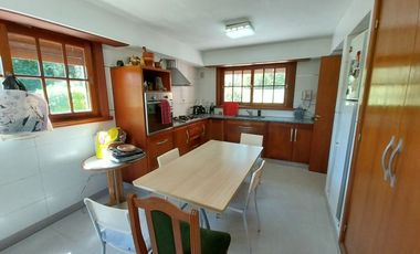 IMPORTANTE CHALET EN VENTA - GAS NATURAL CONECTADO - ZONA CAPILLA