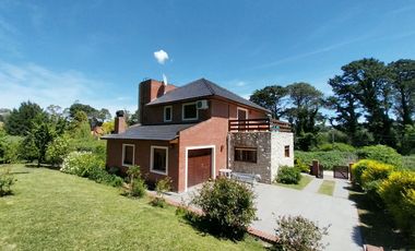 IMPORTANTE CHALET EN VENTA - GAS NATURAL CONECTADO - ZONA CAPILLA