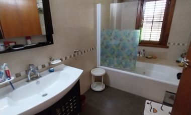 IMPORTANTE CHALET EN VENTA - GAS NATURAL CONECTADO - ZONA CAPILLA