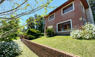 IMPORTANTE CHALET EN VENTA - GAS NATURAL CONECTADO - ZONA CAPILLA