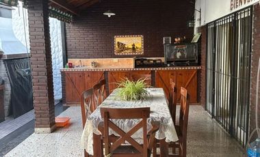 Casa en venta de 3 dormitorios c/ cochera en Nueva Pompeya