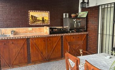 Casa en venta de 3 dormitorios c/ cochera en Nueva Pompeya