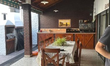 Casa en venta de 3 dormitorios c/ cochera en Nueva Pompeya