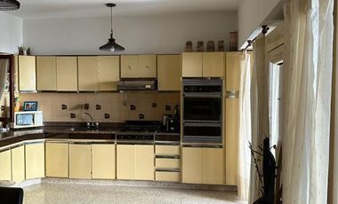 Casa en venta de 3 dormitorios c/ cochera en Nueva Pompeya