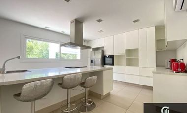 Casa en alquiler de 5 dormitorios c/ cochera en Manuel Alberti