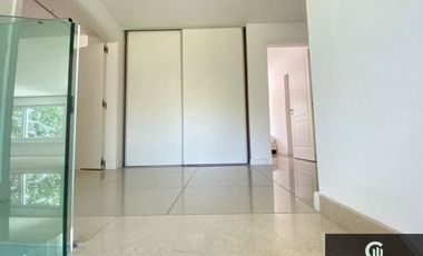 Casa en alquiler de 5 dormitorios c/ cochera en Manuel Alberti