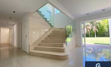 Casa en alquiler de 5 dormitorios c/ cochera en Manuel Alberti