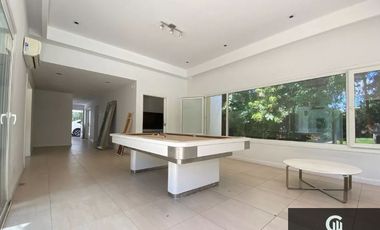 Casa en alquiler de 5 dormitorios c/ cochera en Manuel Alberti