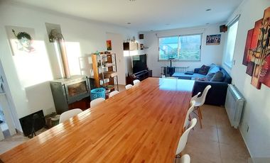 Moderno chalet 4 ambientes con piscina. Sierra de los Padres. Permuta