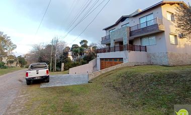 Moderno chalet 4 ambientes con piscina. Sierra de los Padres. Permuta