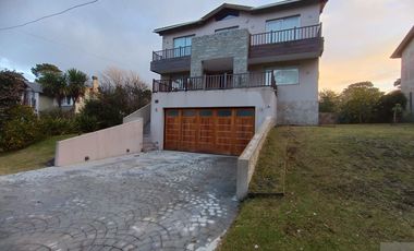 Moderno chalet 4 ambientes con piscina. Sierra de los Padres. Permuta
