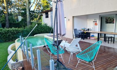 Moderno chalet 4 ambientes con piscina. Sierra de los Padres. Permuta