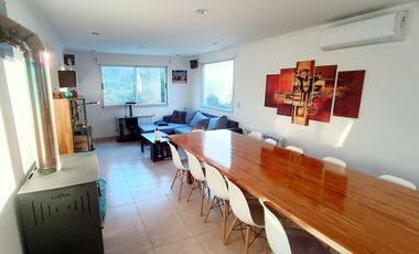 Moderno chalet 4 ambientes con piscina. Sierra de los Padres. Permuta