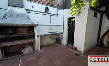 Venta Temperley Casa Chorizo de 3 Dormitorios c/ cochera y patio Apta Credito