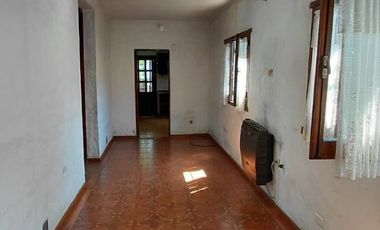 Venta Temperley Casa Chorizo de 3 Dormitorios c/ cochera y patio Apta Credito