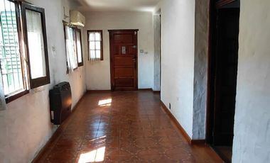 Venta Temperley Casa Chorizo de 3 Dormitorios c/ cochera y patio Apta Credito