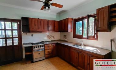 Venta Temperley Casa Chorizo de 3 Dormitorios c/ cochera y patio Apta Credito