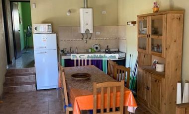 AT140 - ICHO CRUZ SIERRA Casa con 2 Dormitorios, 1 baño, Living-Comedor, Pileta