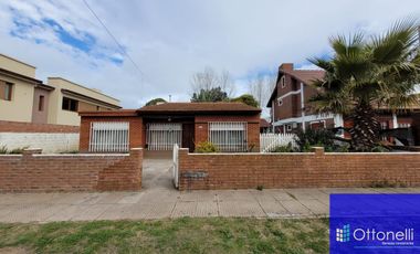 Casa en venta de 2 dormitorios c/ cochera en Mar de Ajo
