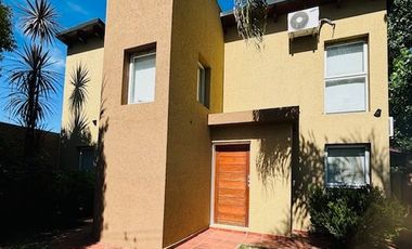 Chalet en venta de 2 dormitorios c/ cochera en Roldán