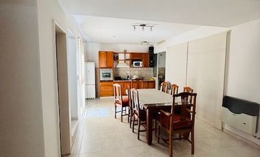 Chalet en venta de 2 dormitorios c/ cochera en Roldán