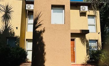 Chalet en venta de 2 dormitorios c/ cochera en Roldán