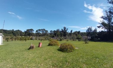 Casa quinta en venta de 11400m2 ubicado en Barrio Colinas Verdes de 1 hectáreaa.