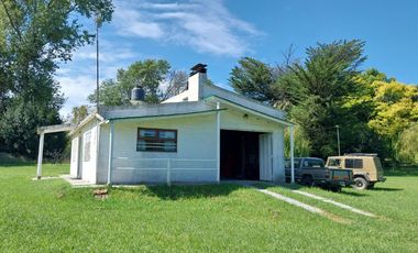 Casa quinta en venta de 11400m2 ubicado en Barrio Colinas Verdes de 1 hectáreaa.