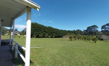 Casa quinta en venta de 11400m2 ubicado en Barrio Colinas Verdes de 1 hectáreaa.