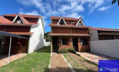 Dúplex en venta de 3 dormitorios c/ cochera en Costa Azul