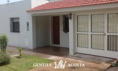 Casa en venta de 2 dormitorios c/ cochera en Villa Cacique