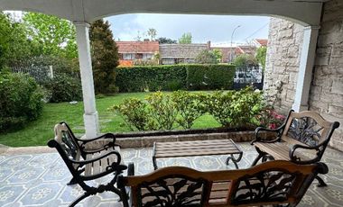 Imporante casa sobre 798m2, en barrio stella maris