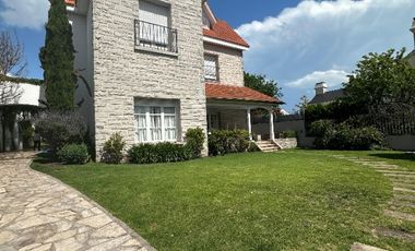 Imporante casa sobre 798m2, en barrio stella maris