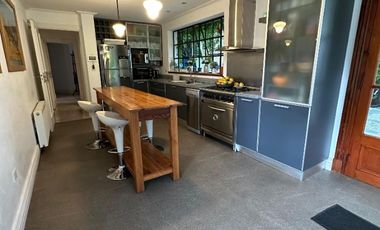 Imporante casa sobre 798m2, en barrio stella maris