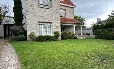 Imporante casa sobre 798m2, en barrio stella maris