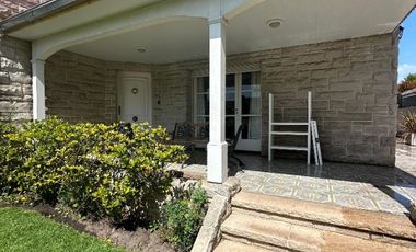 Imporante casa sobre 798m2, en barrio stella maris