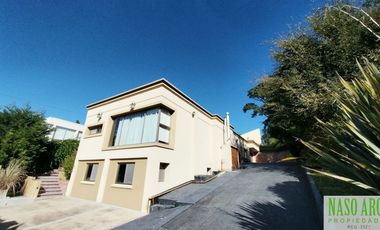 BAJO SU VALOR!! Propiedad de categoría en Sierra de los Padres - Gas natural