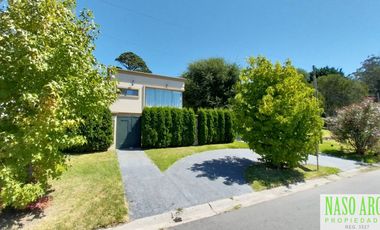 BAJO SU VALOR!! Propiedad de categoría en Sierra de los Padres - Gas natural