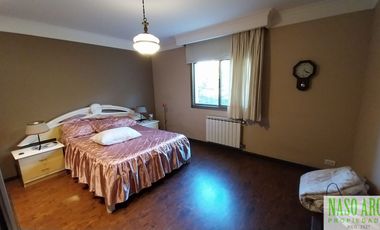 BAJO SU VALOR!! Propiedad de categoría en Sierra de los Padres - Gas natural