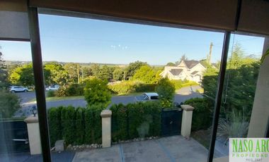 BAJO SU VALOR!! Propiedad de categoría en Sierra de los Padres - Gas natural