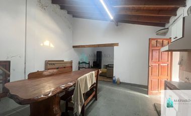 Casa sobre lote de 8.66x36 con local, garage y terraza, Mataderos.