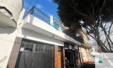 Casa sobre lote de 8.66x36 con local, garage y terraza, Mataderos.