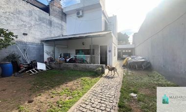 Casa sobre lote de 8.66x36 con local, garage y terraza, Mataderos.