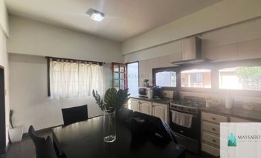 Casa sobre lote de 8.66x36 con local, garage y terraza, Mataderos.