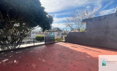 Casa sobre lote de 8.66x36 con local, garage y terraza, Mataderos.
